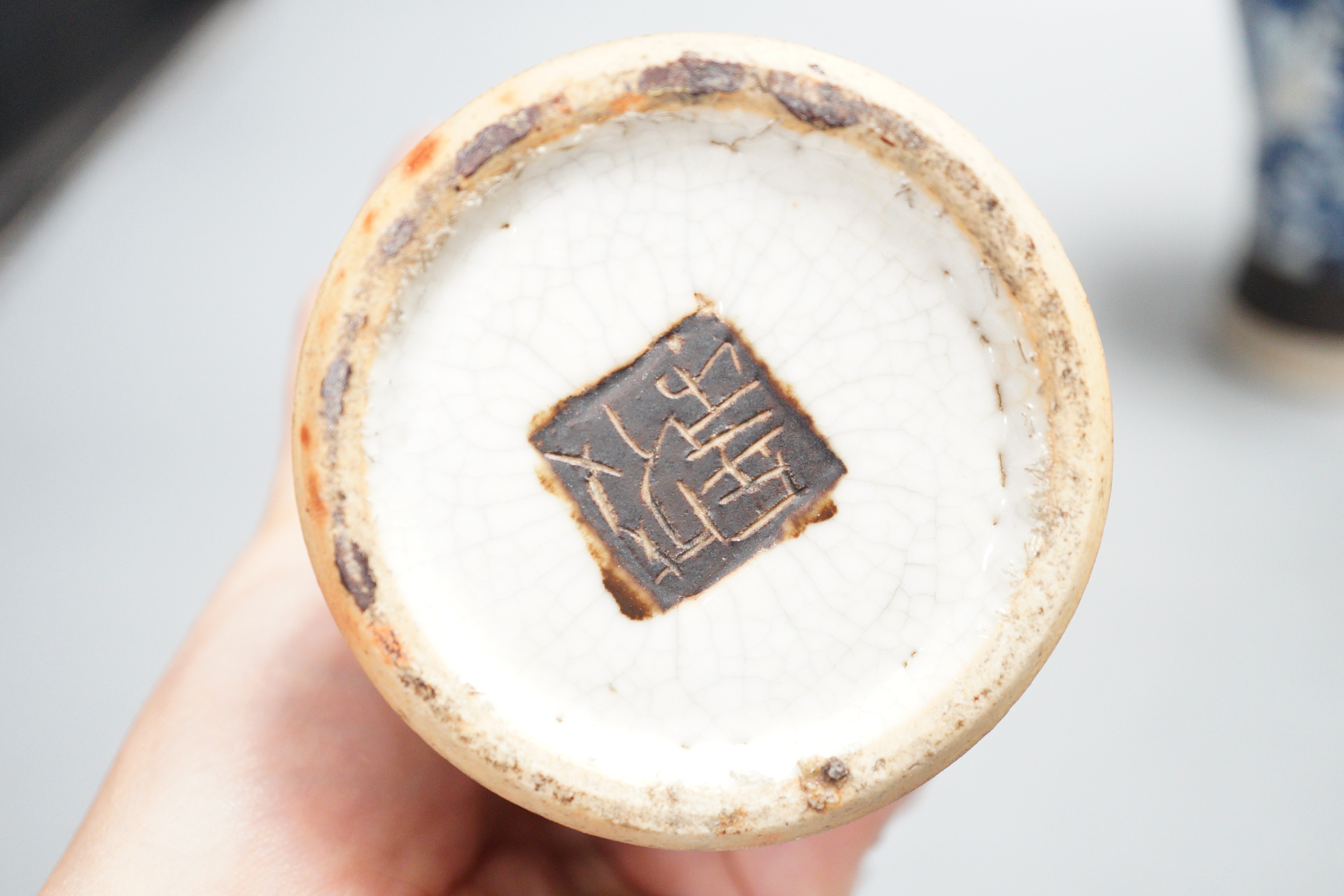 A pair of late 19th century Chinese blue and white crackle glaze vases, 21cm
